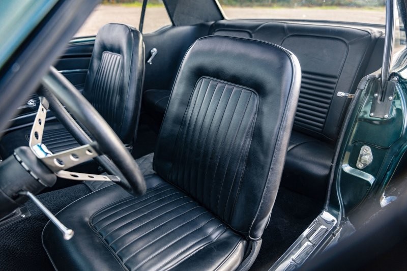 Ford Mustang, на котором он гонял Бельмондо в фильме «Вне закона», выставлен на продажу