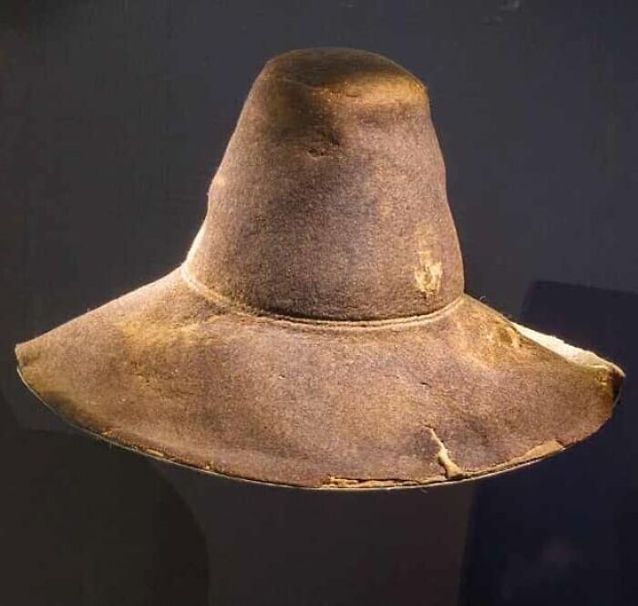 22. 600-летняя средневековая шляпа, найденная в Лаппваттнете, Швеция. Сделана из овечьей шерсти, сохранилась в болоте