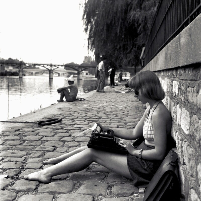 До планшетов с ноутбуками. Английская писательница Эмма Смит на берегу реки Сены, площадь Вер-​Галан, Париж, июль 1948 года