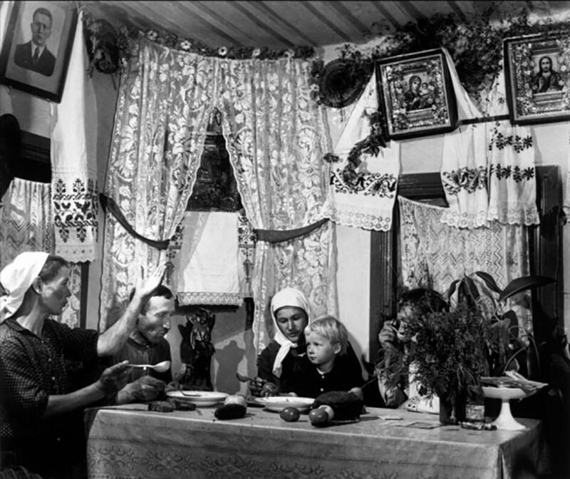 Семья колхозников за столом. Украина, 1947 год