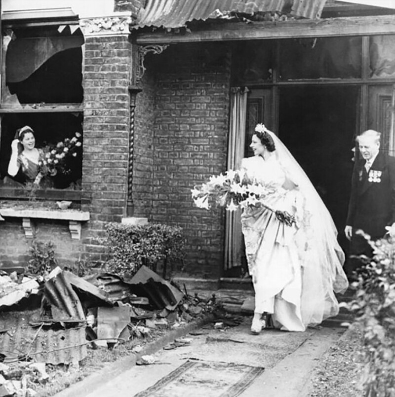 Невеста покидает свой недавно разбомбленный дом, чтобы выйти замуж, Лондон, 4 ноября 1940 года