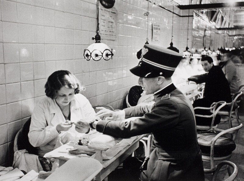 Офицер армии Муссолини делает маникюр в Милане, Италия, 1934 год