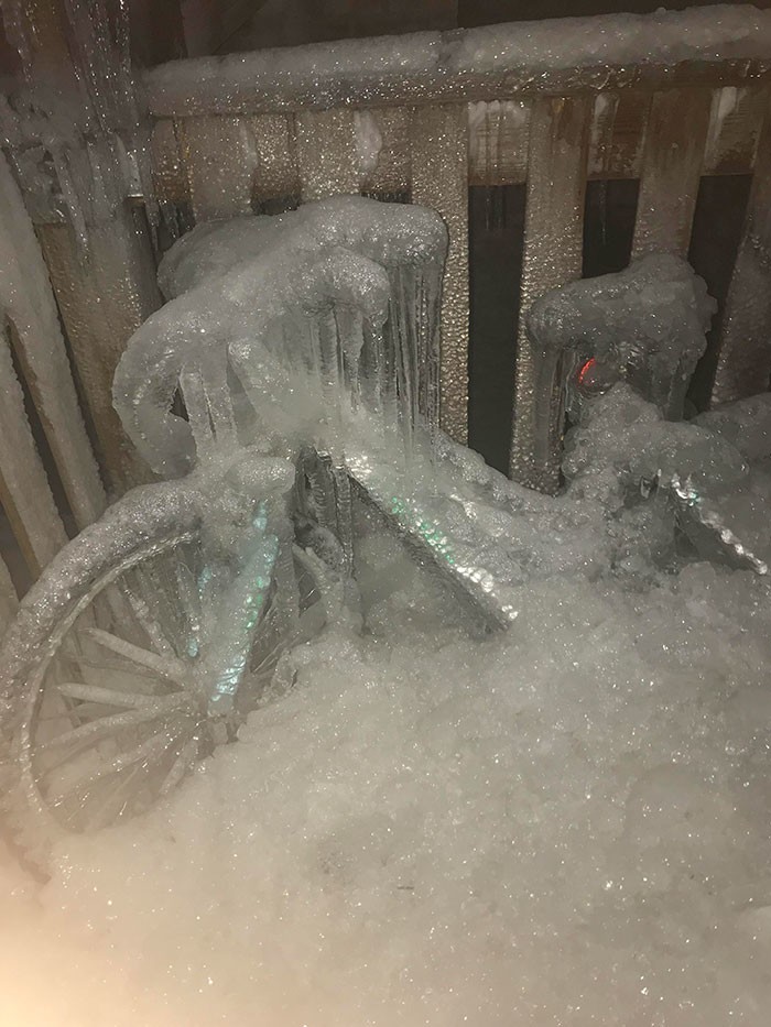 22. "Обледеневший велосипед после зимней бури в Чикаго"