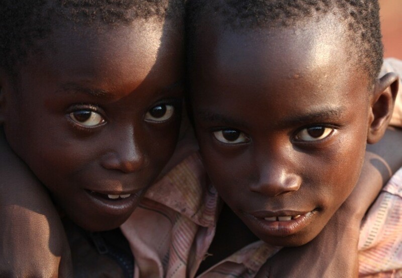 Почему в Африке у людей тёмная кожа, если чёрный сильнее поглощает свет