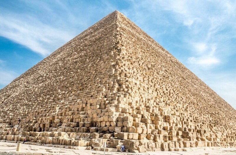 На строительство пирамиды Хеопса ушло 2,3 миллионов известняковых блоков, каждый весом больше 2 тонн. Их добывали в каменоломнях на побережье Нила, а затем на деревянных &quot;санях&quot; тащили к месту строительства