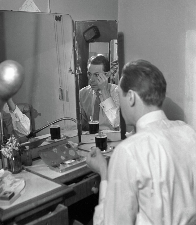 Олег Ефремов гримируется перед выходом на сцену, 1960 год