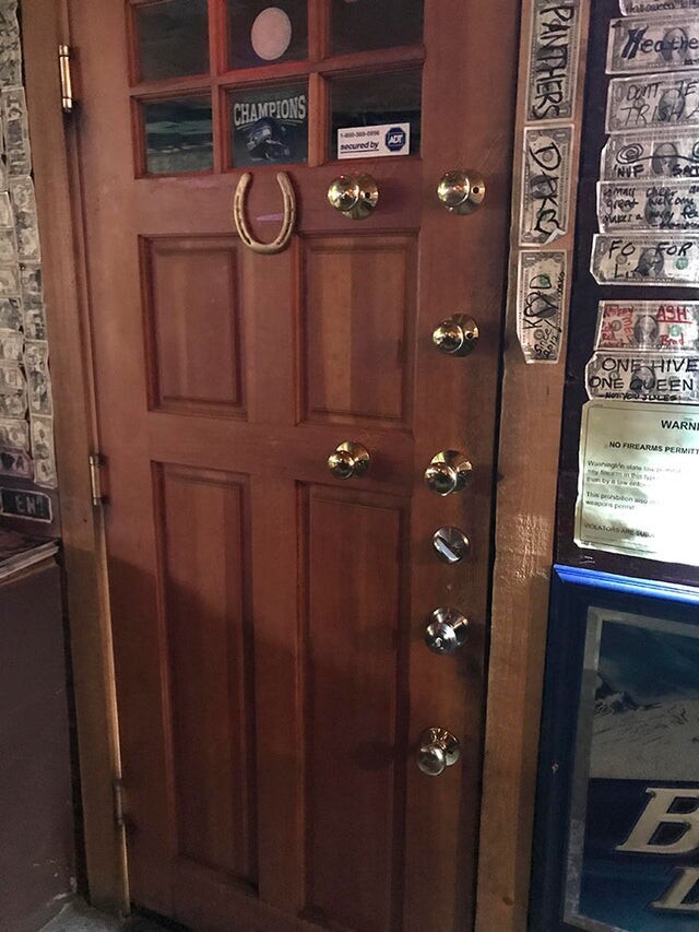 Эта дверь в баре предназначена для проверки степени алкогольного опьянения клиента