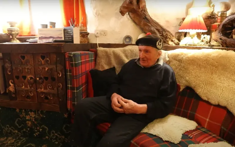 90-летний плотник построил себе нору хоббита