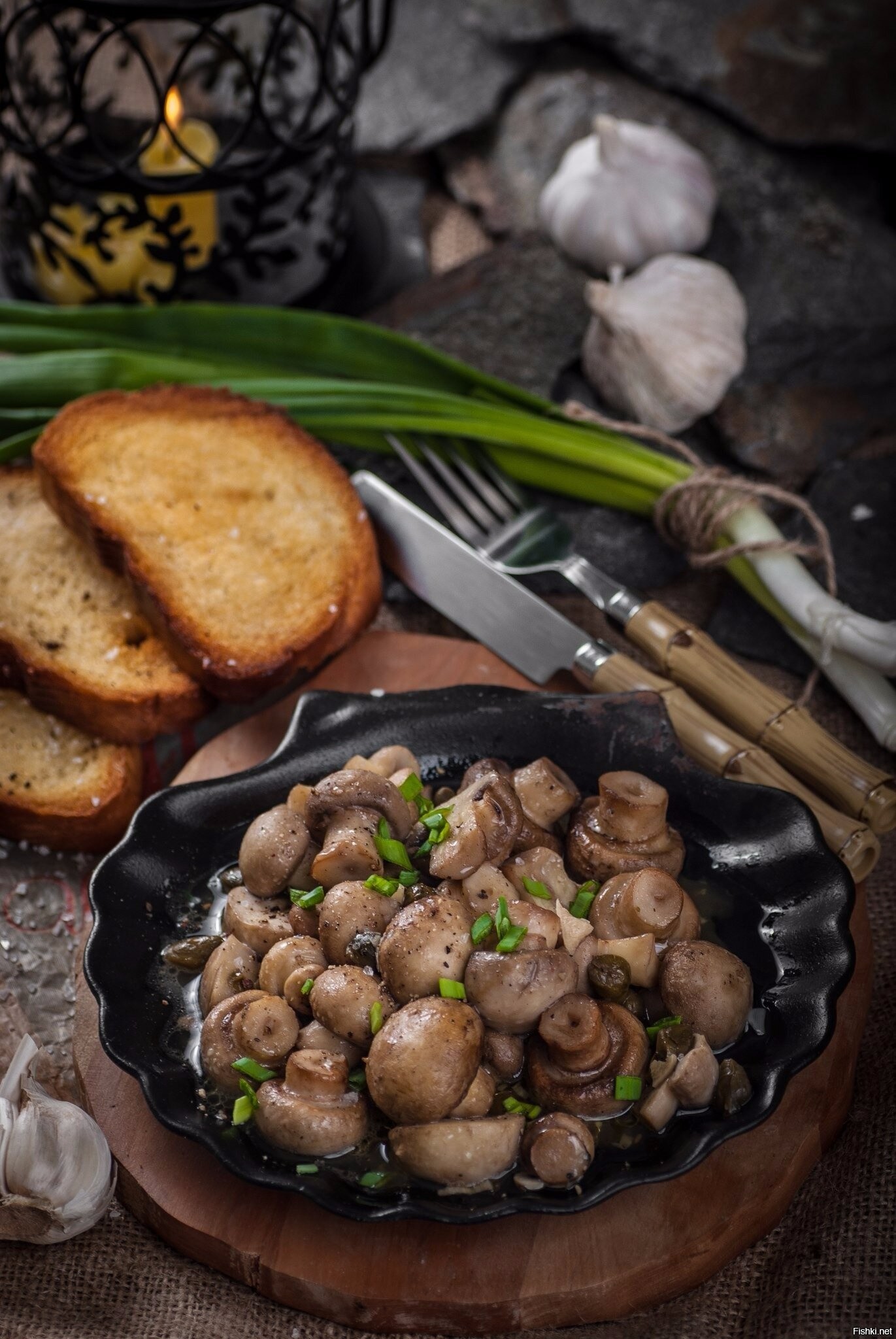 Грибы с луком и чесноком. Жареные грибы. Блюда с грибами. Ӂ̈ӑ̈р̆̈ӗ̈н̆̈ы̆̈ӗ̈ Г̆̈р̆̈й̈б̆̈ы̆̈. Блюда из шампиньонов.