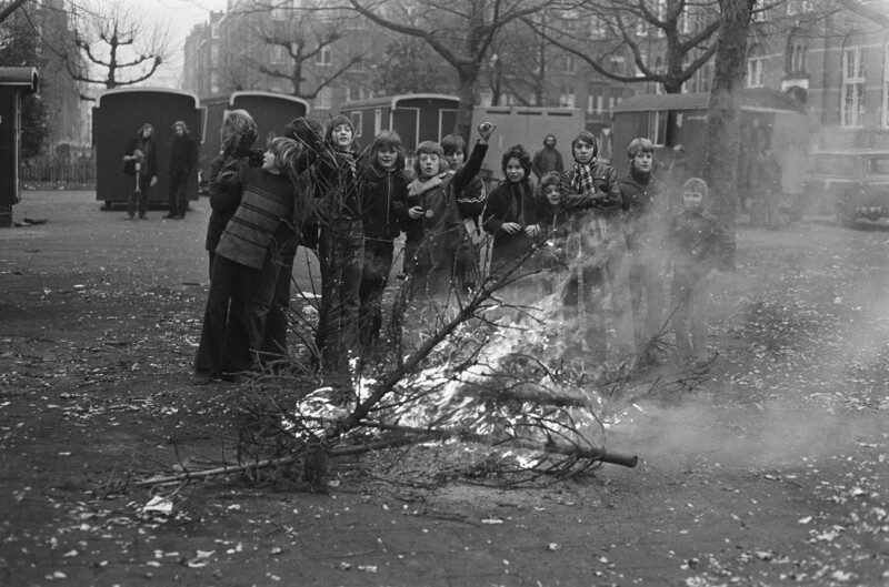 2 января 1973 года. Амстердам. Дети жгут рождественские елки.