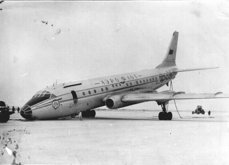 4 января 1973 года. В аэропорту Челябинска самолет Ту-104Б совершил посадку без передней стойки шасси.