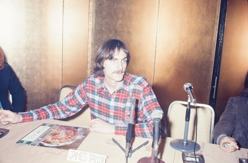 Январь 1973 года. Американский музыкант Джеймс Тейлор на пресс-конференции в Токио. Фото Koh Hasebe.