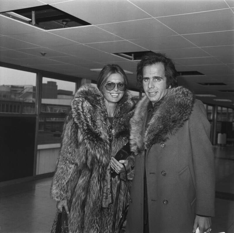 17 января 1973 года. Израильская актриса Далия Лави со своим женихом Питером Риттмастером в аэропорту Хитроу. Фото R. Brigden.