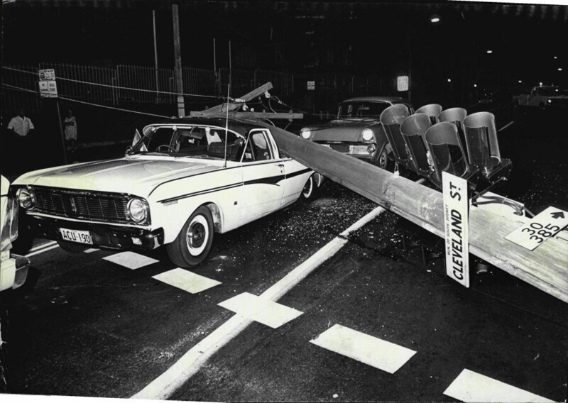 18 января 1973 года. Кливленд. Столб упал на машину. Фото Grahame Roderick Long.
