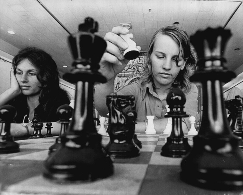 19 января 1973 года. Чемпионка Австралии по шахматам среди юниоров Лилиан Голд Смит, 17 лет. Фото George Lipman.