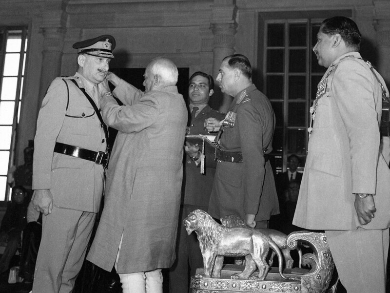 Январь 1973 года. Президент Индии Варахагири Венката Гири присваивает звание фельдмаршала генералу Сэму Манекшоу.