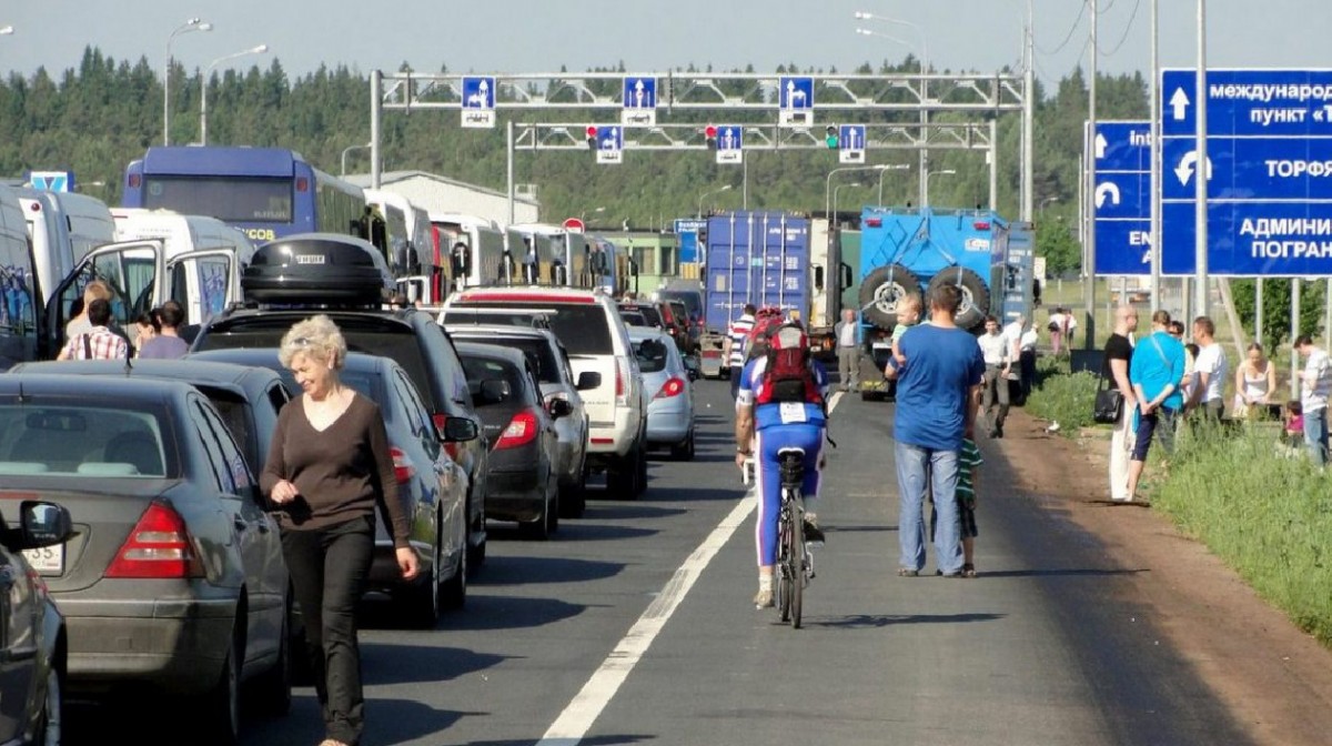 В Госдуме предложили водителям бронировать дату и время для пересечения границы России