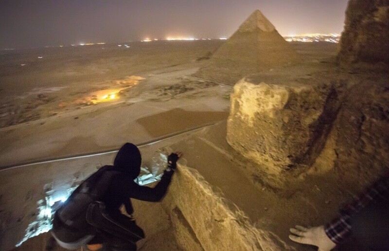 Многие хотели бы взобраться на вершину египетской пирамиды, но нельзя