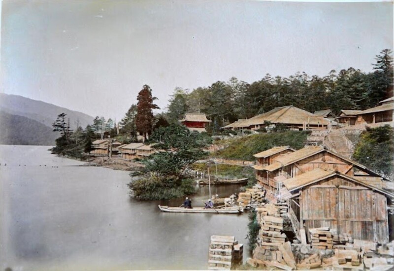 Раскрашенная фотография прибрежного поселка в Японии, сделанная в 1886 году, автор Адольфо Фарсари.