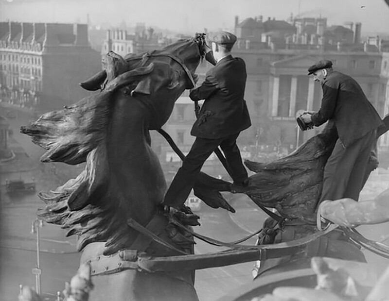 Рабочие проводят чистку статуй лошадей на вершине Арки Веллингтона. Лондон, 17 января 1939 года