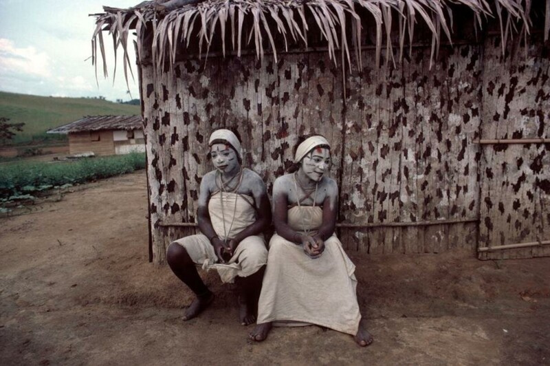 Молодые женщины в традиционной белой краске для тела. Город Манджи. Габон. 1984 год. Фото Бруно Барби