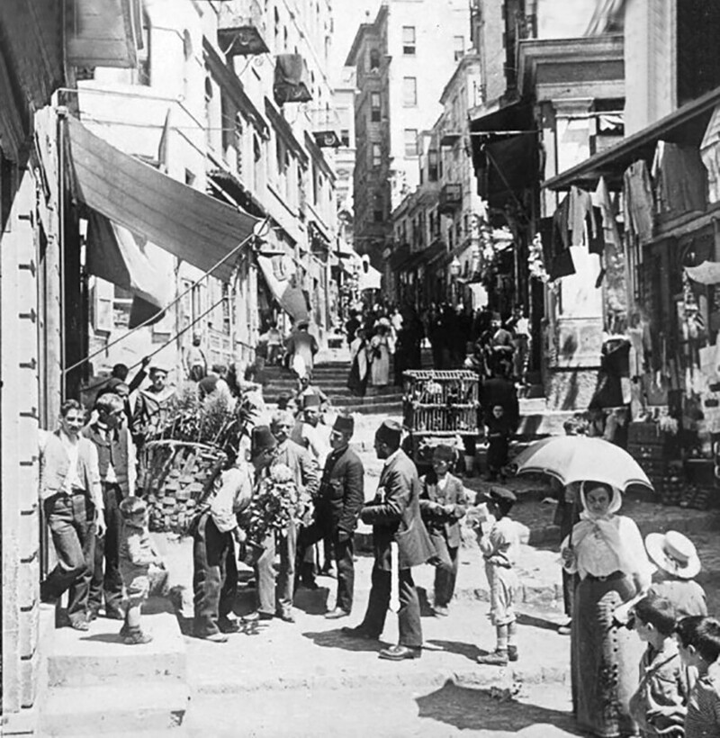 Магазины и люди на узкой ступенчатой улице в Пере, Константинополь