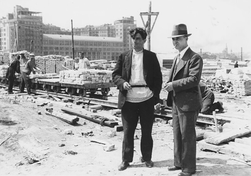 Американский архитектор Гектор Гамильтон на строительной площадке Дворца Советов. 1932 год