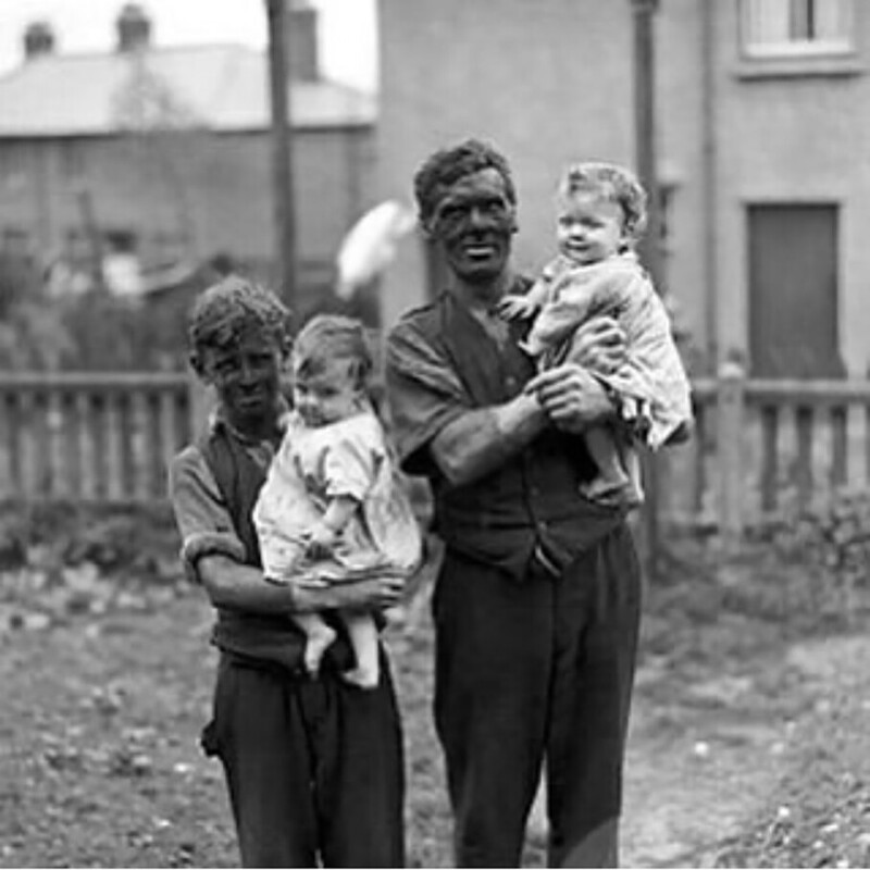 Отец со старшим сыном вернулись с рабочей смены из угольной шахты. Уэльс , 1931 г