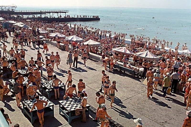 Отдых в Сочи на городском пляже, 1978 г. Фото Анатолий Бочинин