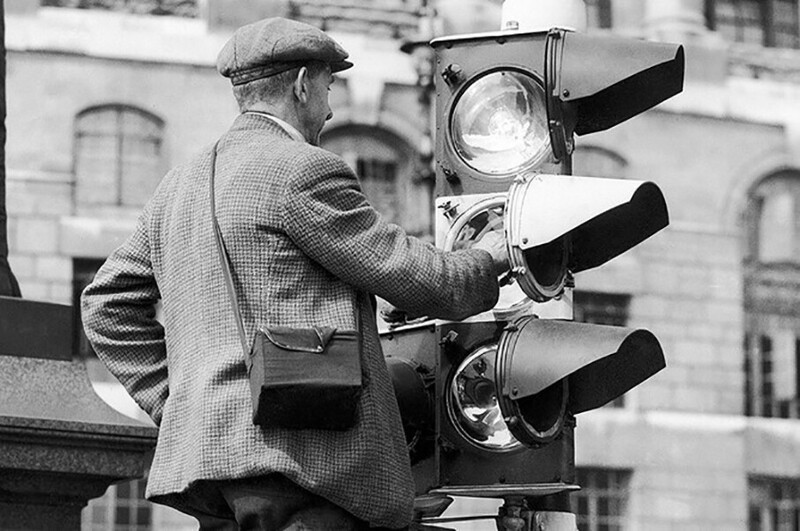Электрик ремонтирует светофор, 1939 год, Лондон
