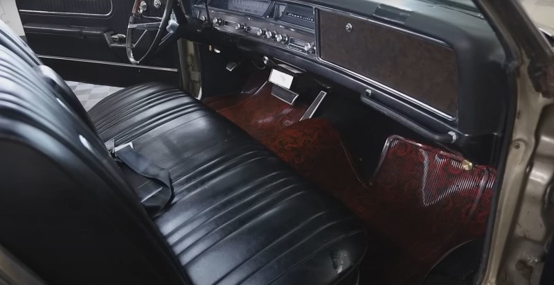 Pontiac Bonneville 1967 года проходит первую мойку за 40 лет