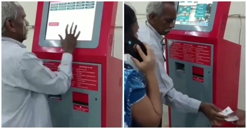Специально обученный индиец оформляет билеты пассажирам