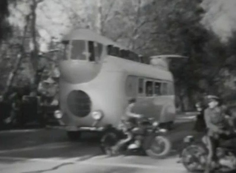 Автобус с вынесенной вперед кабиной, расположенной на втором этаже, созданный для фильма 1935 года