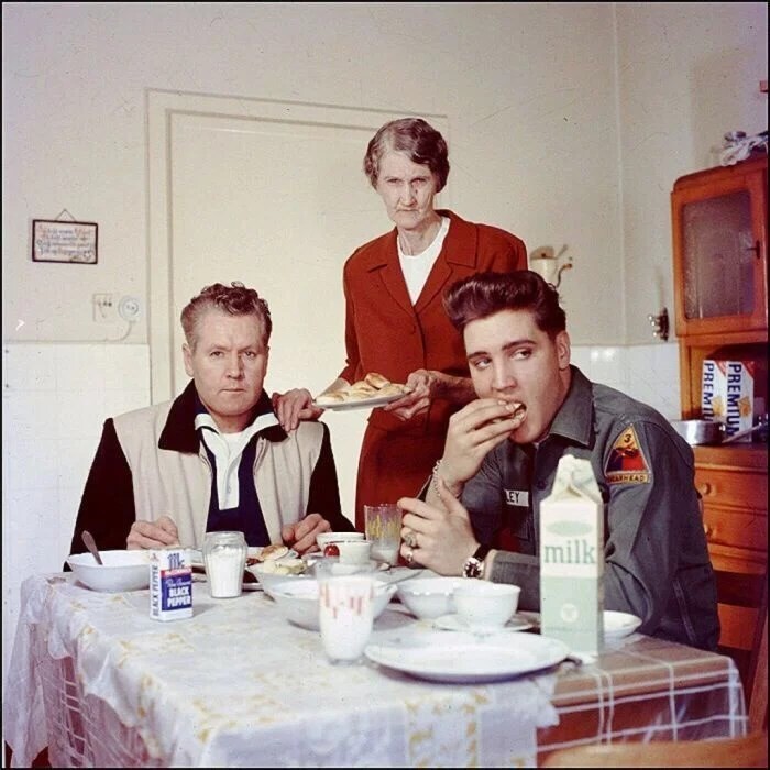 Элвис Пресли с бабушкой и дедушкой, 1959