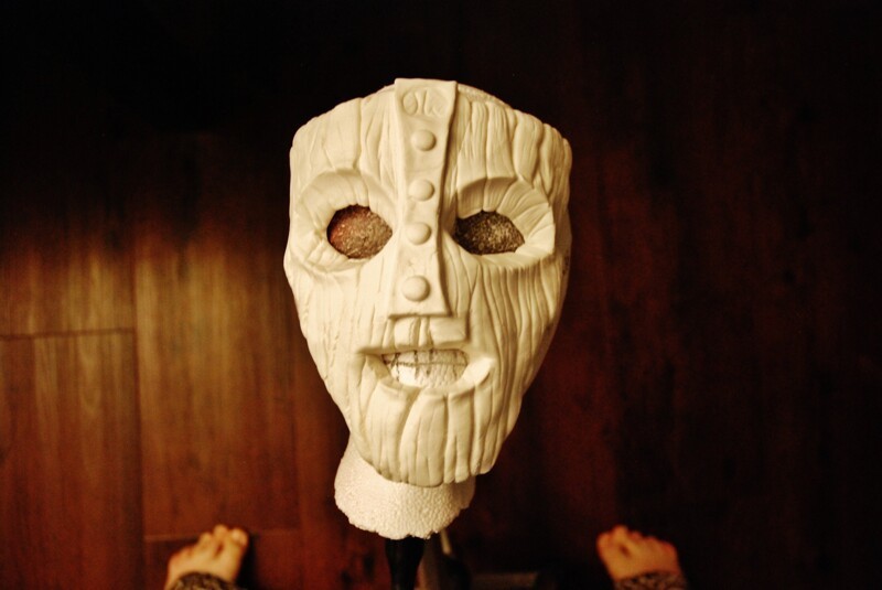 Затем маску поместили на голову манекена на несколько часов, чтобы она застыла в такой форме