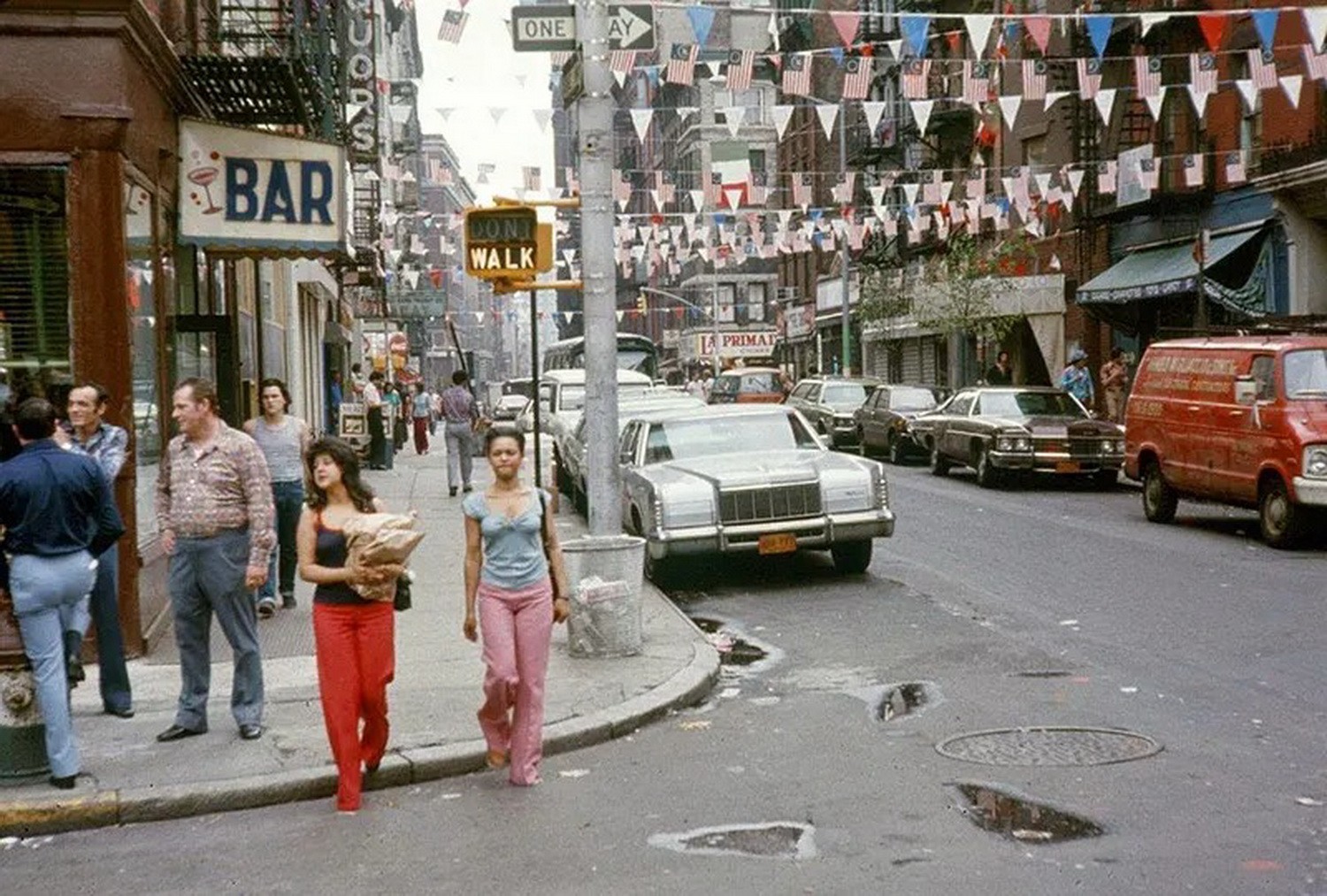 Америка в 1990. Нью Йорк 70х. Нью Йорк 70х улицы. Нью Йорк 70е года США. Нью Йорк 70х улицы преступность.