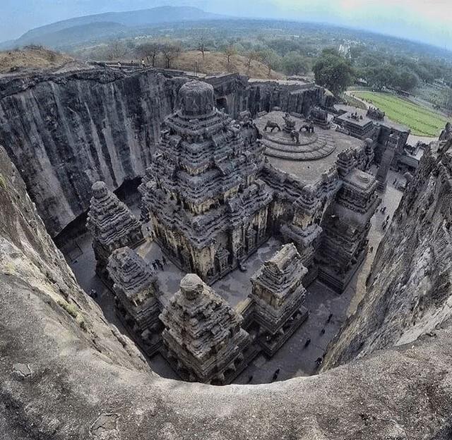 Храм Кайласа в пещерах Эллора, Махараштра, Индия - это мегалит, высеченный из одной скалы, и он считается одним из самых замечательных пещерных храмов в Индии