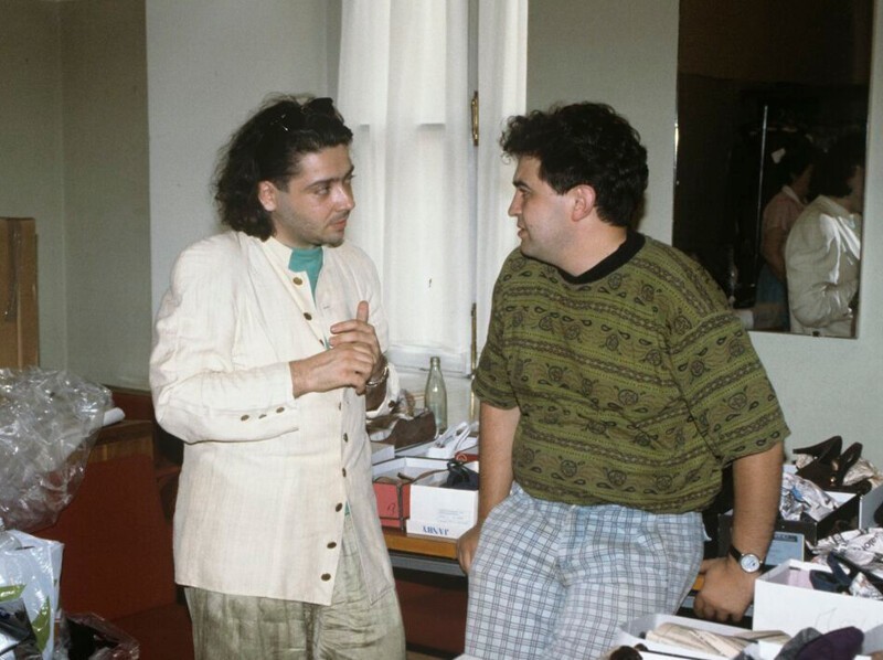 Валентин Юдашкин с одним из своих коммерческих директоров во время подбора обуви для демонстрации моделей одежды, 1992 год
