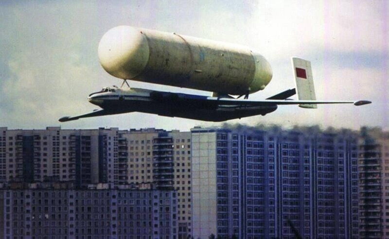 ВМ–Т "Атлант" перевозит топливный бак для ракеты-носителя "Энергия". СССР, Тушино, 1981 год
