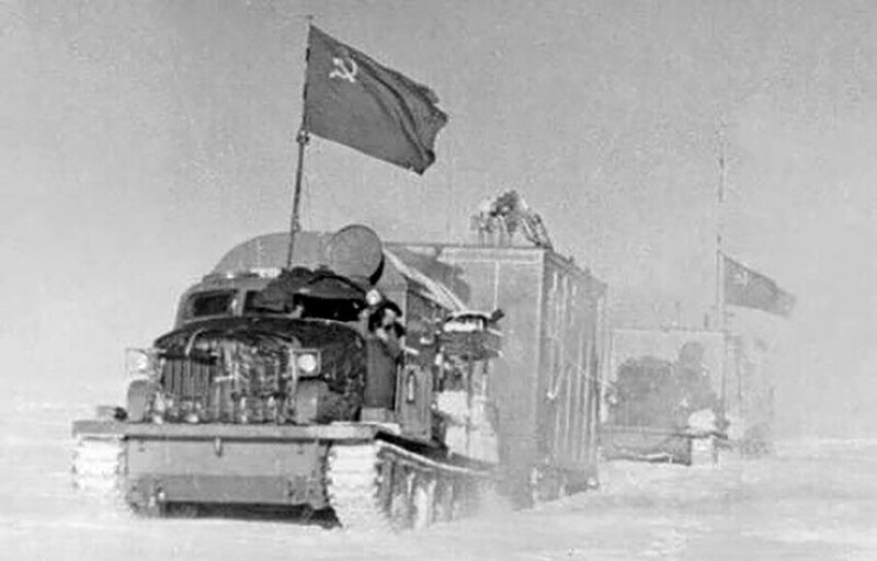 Санно-тракторный поезд направляется вглубь Антарктиды, 1957 год