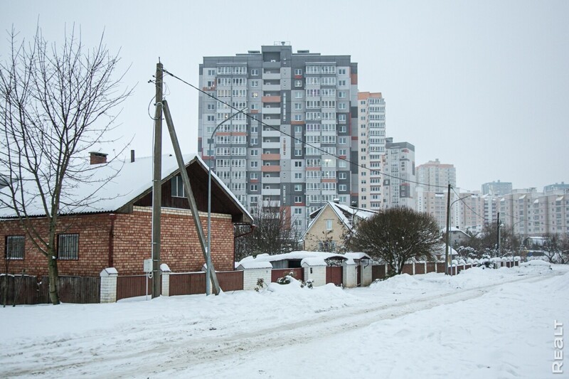 «Гори он синим пламенем, жду не дождусь, когда его снесут». Минчанин всю жизнь живет в частном доме