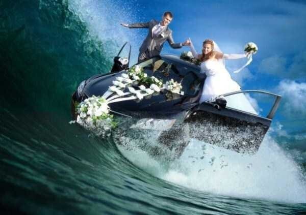 18. Пожалуй, это одна из самых монументальных свадебных фотографий. Здесь и автомобиль, украшенный свадебной атрибутикой, и жених с невестой, и серфинг в одном флаконе!