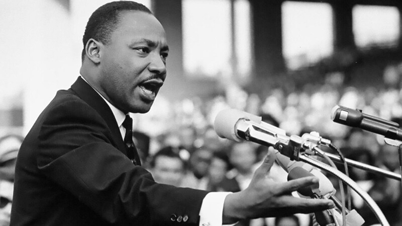 "Я оплакиваю потерю тысяч бесценных жизней, но я никогда не буду радоваться смерти, даже если умер мой враг". Мартин Лютер Кинг