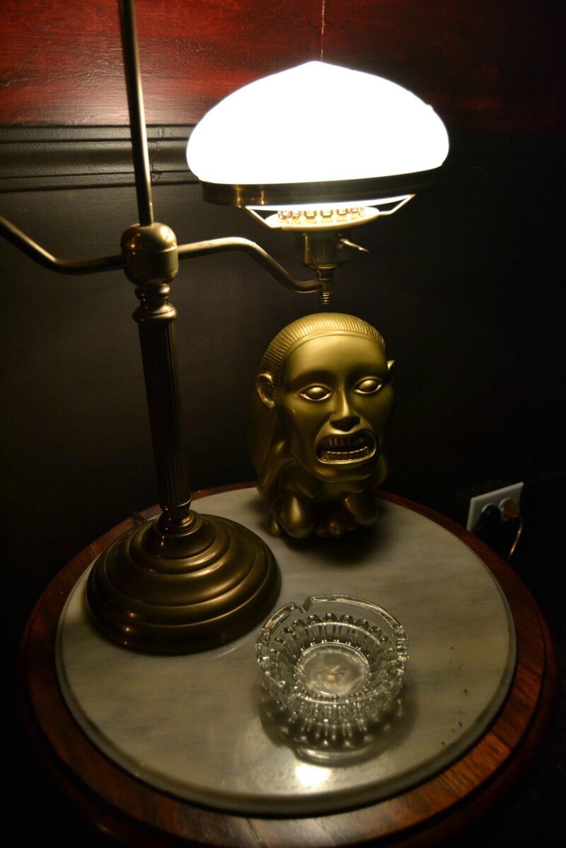 Некоторые элементы античные - например, эта лампа. Рядом - копия идола из "Индианы Джонса"