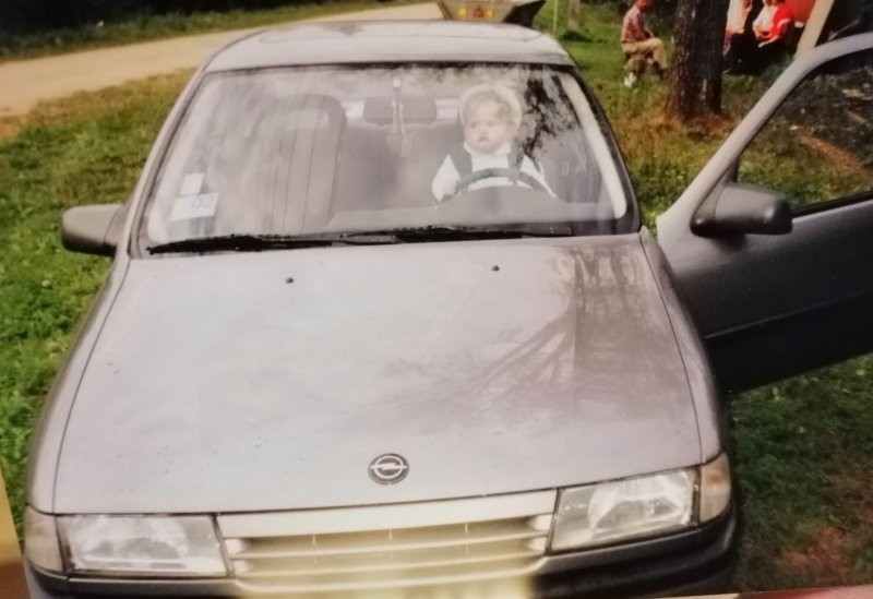 "Я и отцовский Opel Vectra в 2002"