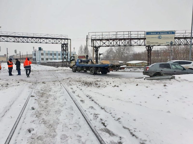 Поезд протаранил эвакуатор на ж/д переезде в Ижевске