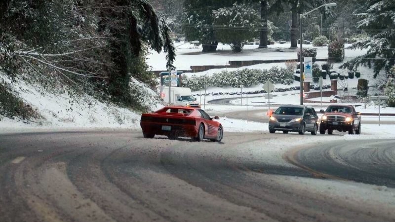 Посмотрите, как Ferrari Testarossa скользит по заснеженным дорогам