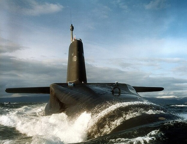 "Момент" - сила! Британские подводники закрепили болты субмарины суперклеем