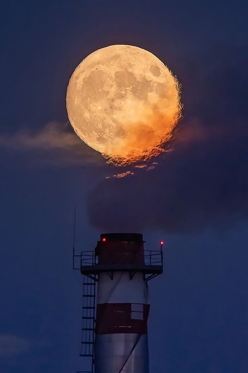 "Тающая луна", фотограф - Jesus Manzaneque Arteaga