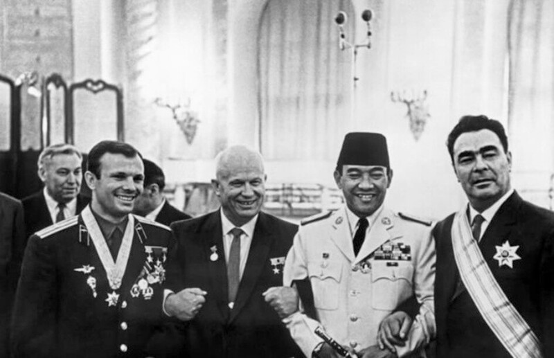 Юрий Гагарин , Никита Хрущев, президент Индонезии Сукарно и Леонид Брежнев , Кремль , июнь 1961 года